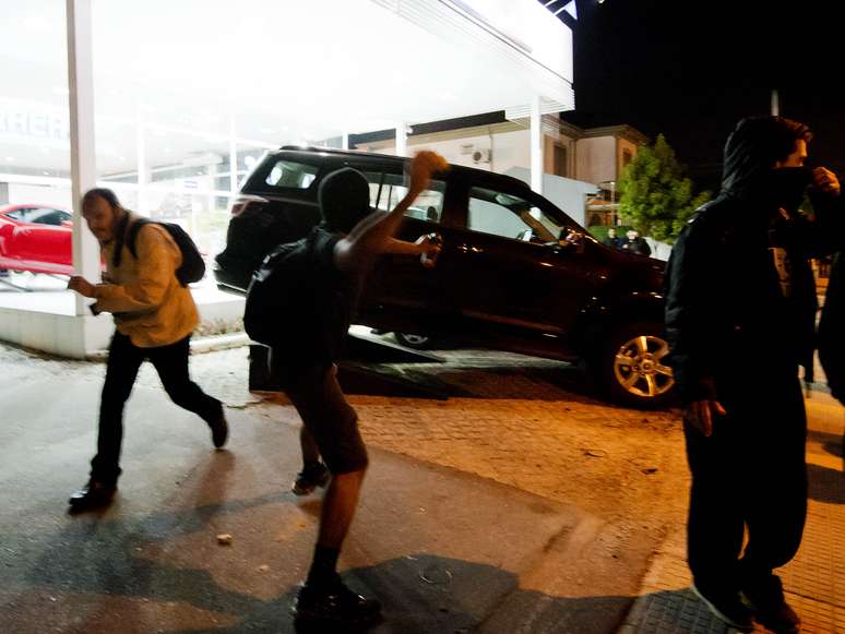 Com pedras, manifestantes quebram carros em protesto em São Paulo