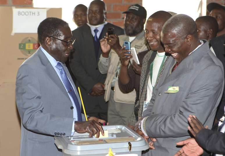O presidente Robert Mugabe deposita seu voto na urna