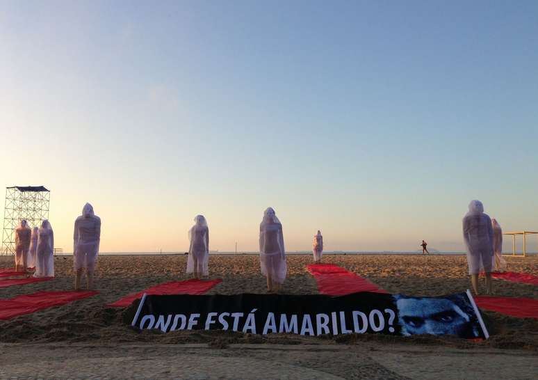 <p>Durante protesto na praia de Copacabana, uma faixa perguntava aonde estaria Amarildo, desaparecido na Rocinha</p>