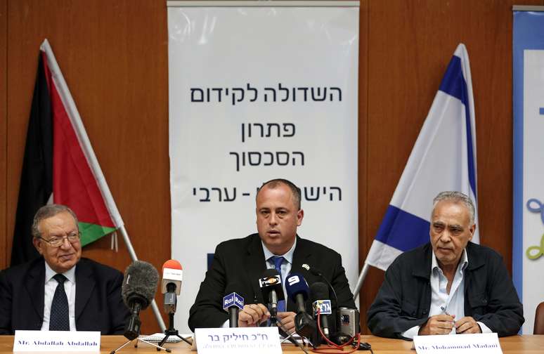 Membros do Parlamento israelense recebem representantes palestinos