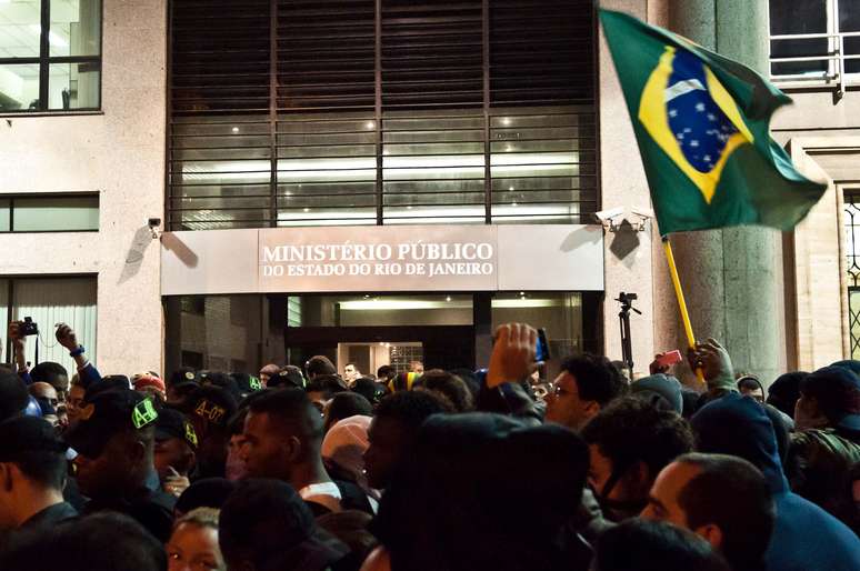 Marfan desceu para falar com manifestantes sobre pauta de reivindicações