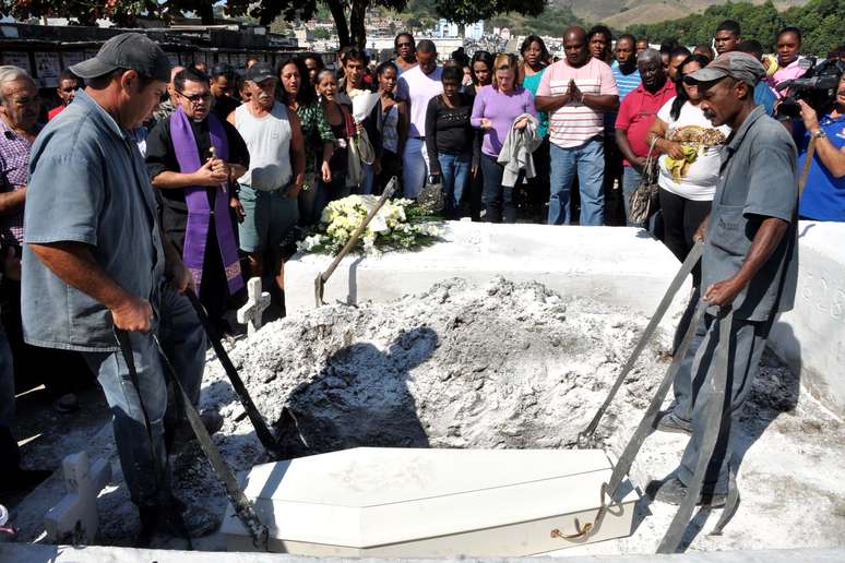 <p>O corpo de Isabela Severo dos Santos, 3 anos, &eacute; sepultado no cemit&eacute;rio Campo Grande</p>