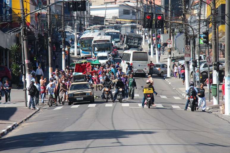 <p>Protesto se concentrou na avenida Dona Belmira Marin</p>