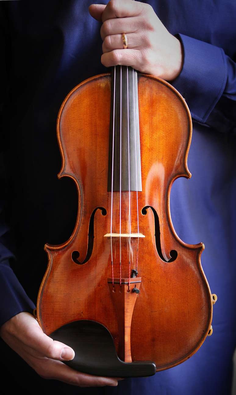 Exemplar de um dos instrumentos fabricados pelo luthier italiano Antonio Stradivari nos anos 1700