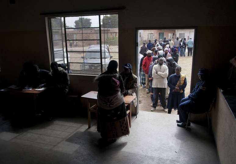 Eleitores do Zimbábue formam fila em centro de votação de Morondera, na região rural do país