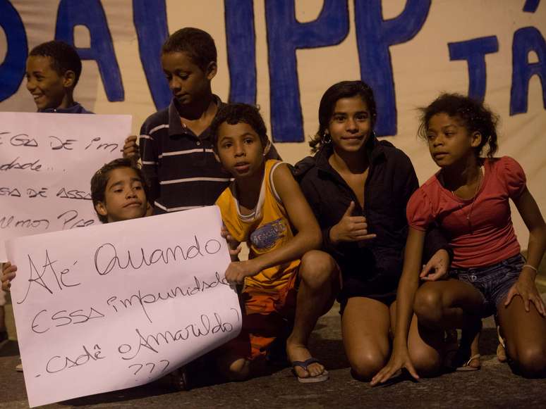 <p>Crianças participam de protesto em que pedem o esclarecimento do paradeiro do pedreiro Amarildo de Souza</p>