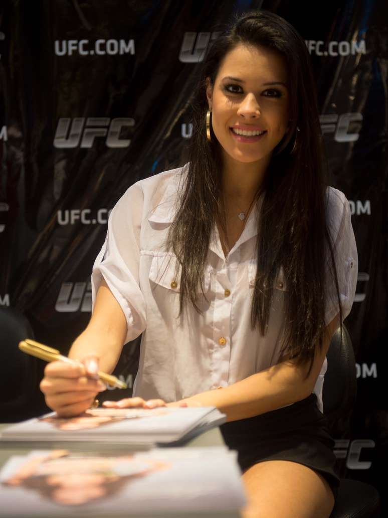 <p>Musa, Camila Oliveira foi paparicada e admirada durante evento que antecede o UFC 163</p>