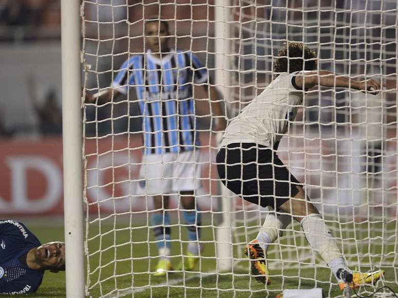 <p>Pato empurrou para as redes diante do Grêmio, mas gol foi creditado a Paulo André</p>