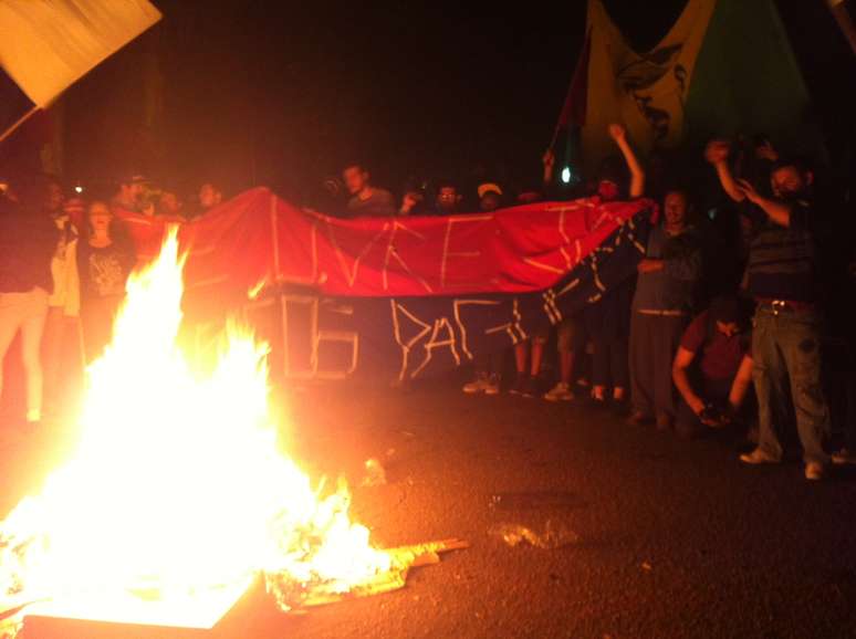 <p>Manifestantes fazem fogueira em frente à casa de prefeito</p>