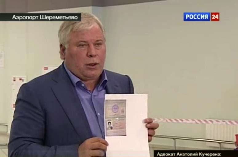 Frame de televisão russa mostra o advogado Kucherena com o documento de Snowden