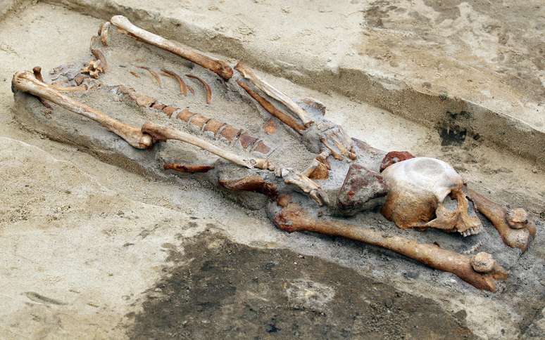 Na Polônia, arqueólogos encontraram corpos que foram enterrados com a cabeça decapitada entre as pernas. A prática, afirmam os cientistas, era feita com pessoas consideradas "vampiros". Foram encontradas sete esqueletos de pessoas que foram sepultadas em um ritual que tinha como objetivo que não voltassem à vida