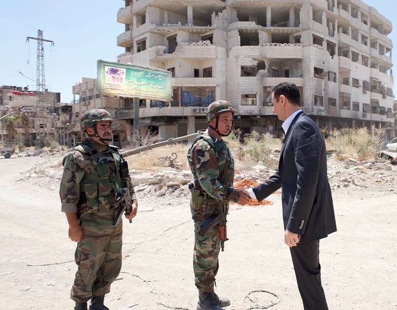 Assad cumprimenta soldados em Daraya, nos arredores de Damasco