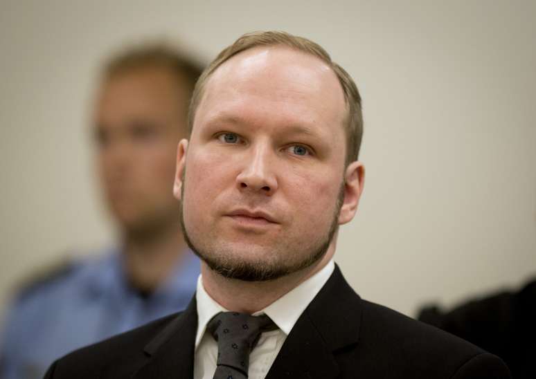 Breivik (dir.) durante o seu julgamento, em agosto do ano passado