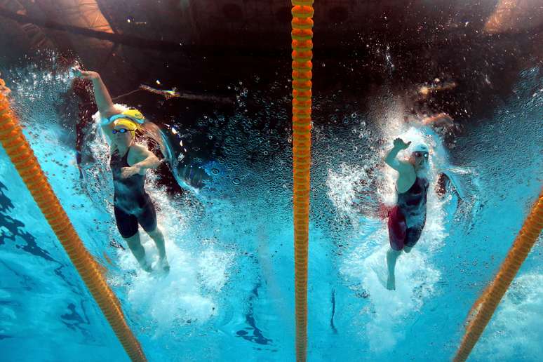 Cate Campbell (touca amarela) superou Missy Franklin (touca branca) e cravou o melhor tempo das eliminatórias dos 100 m livre