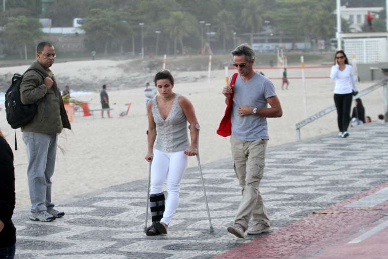 <p>Ginasta viajou ao Rio de Janeiro para considerar a possibilidade de cirurgia no p&eacute; direito</p>