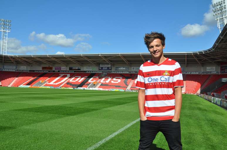 <p>Louis Tomlinson já foi garçom do estádio do Doncaster Rovers antes de virar cantor</p>