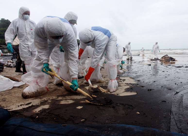 Equipe tenta conter vazamento de petróleo na costa tailandesa