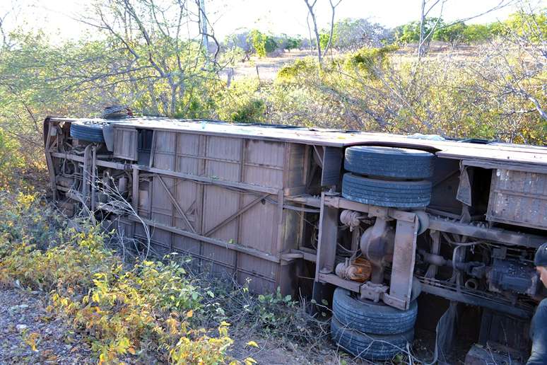 Ônibus capotou e ficou tombado do lado da pista