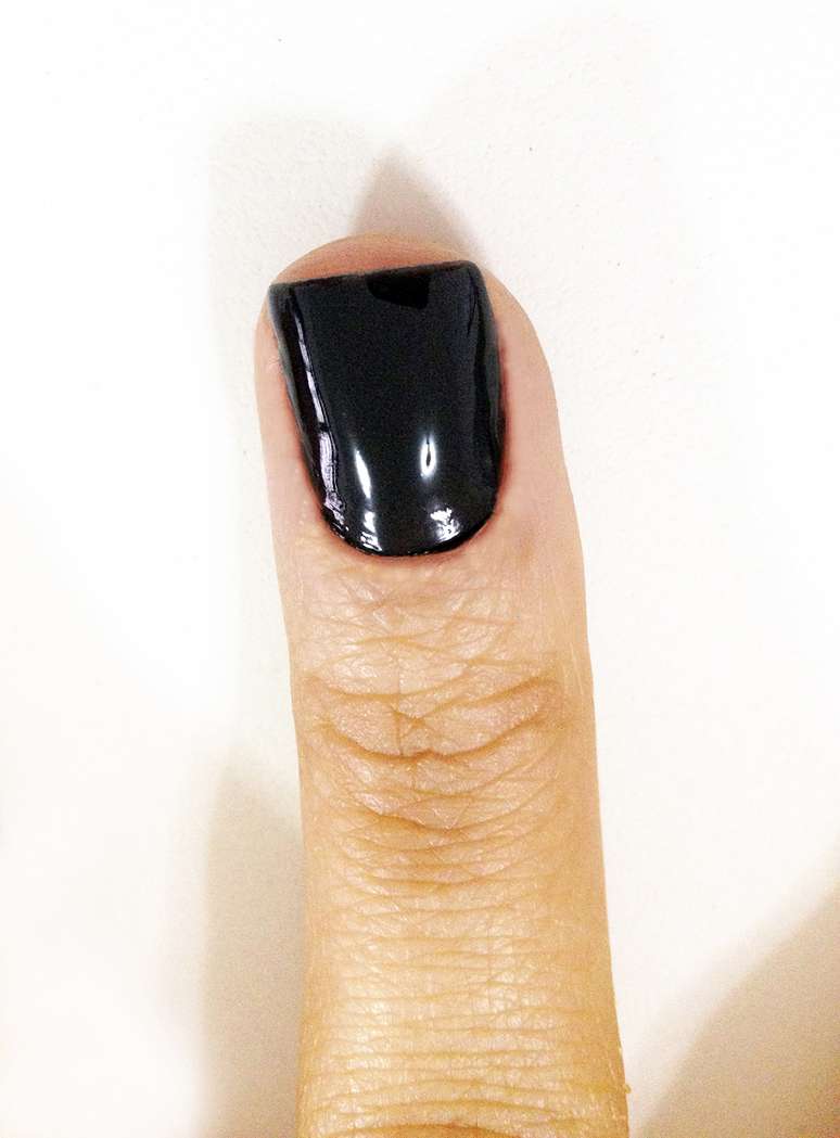 <p><strong>1. </strong>Aplique a cor de esmalte escolhida e retire os excessos. As unhas devem estar prontas antes de colocar o fio dourado</p>