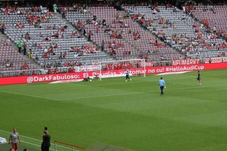 Ofensa ao lateral Douglas na Allianz Arena acabou virando motivo de piada nas redes sociais
