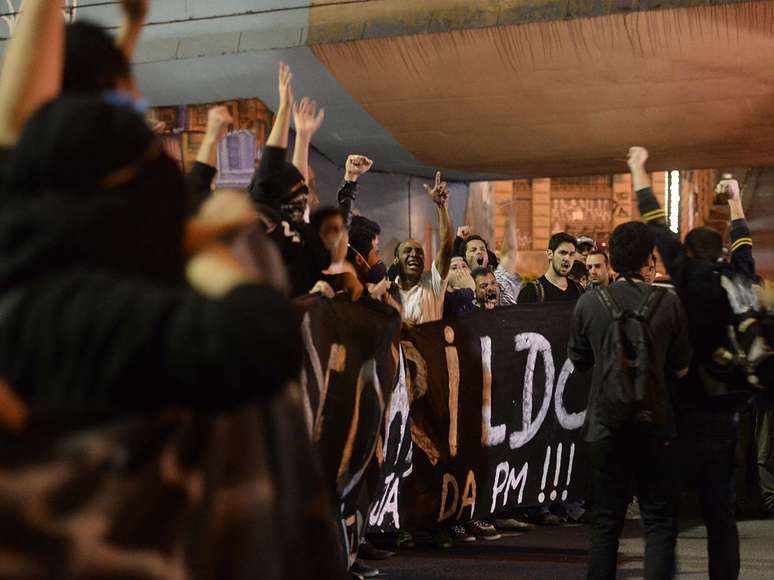 Manifestantes carregam faixa cobrando informações sobre o paradeiro do pedreiro Amarildo de Souza, desaparecido no Rio de Janeiro