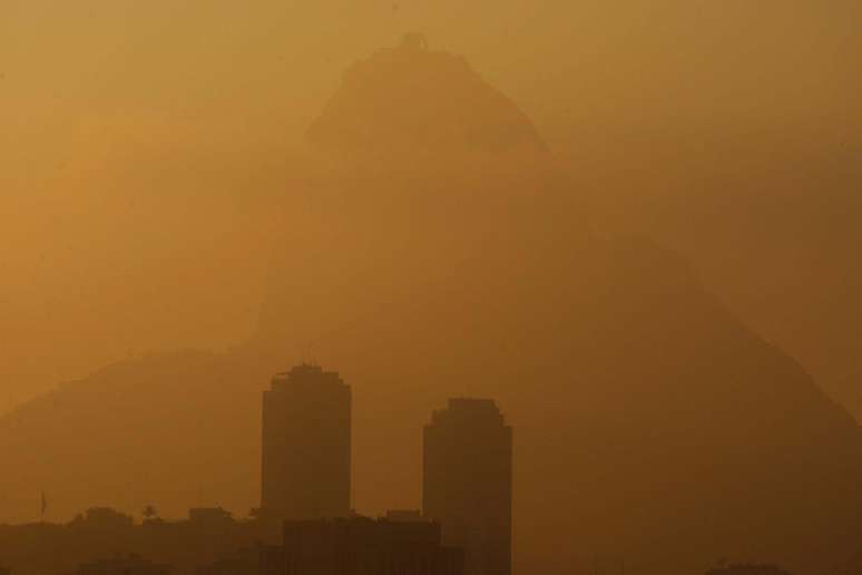 Neblina encobriu nesta quinta-feira o Rio de Janeiro e fechou os aeroportos Tom Jobim e Santos Dumont