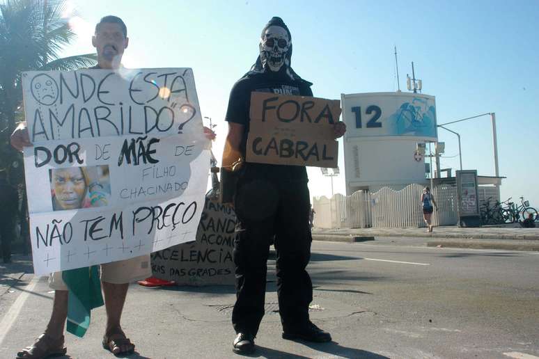 Manifestantes protestam próximo à casa do governador Sérgio Cabral no Rio de Janeiro nesta quinta-feira