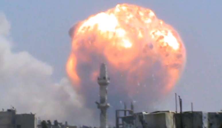 <p>Frame de vídeo mostra explosão em depósito de munições na cidade de Homs: caos sírio entre os casos da crítica saudita ao órgão máximo da ONU</p>