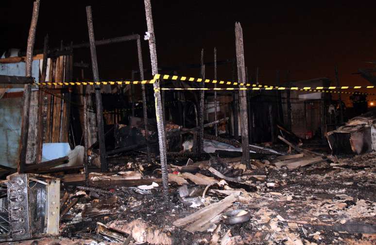 Ao menos quatro barracos foram destruídos pelas chamas