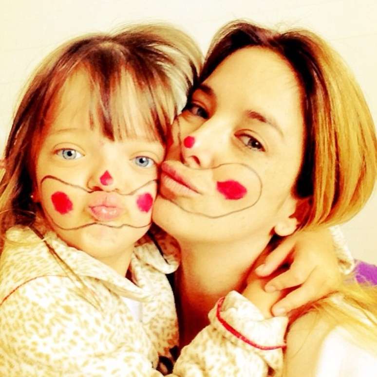 Ticiane abraça a filha e posta foto no Instagram