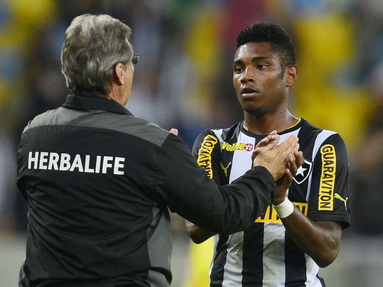<p>Oswaldo lançou Vitinho no Botafogo, mas blindou o jovem</p>