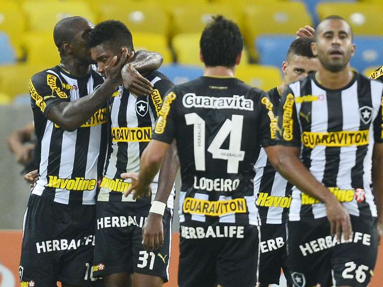 Botafogo abriu o placar aos 31min, em jogada de Seedorf completada por Vitinho