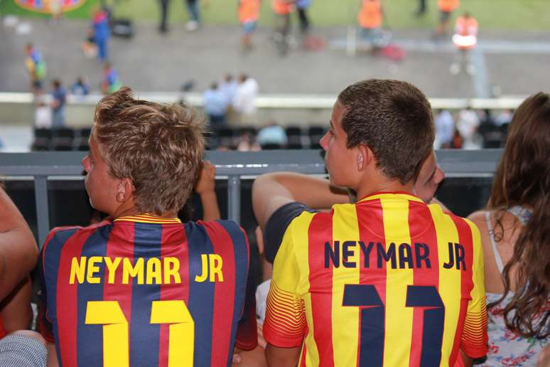 <p>Torcedores desfilaram com camisas de Neymar durante duelo</p>