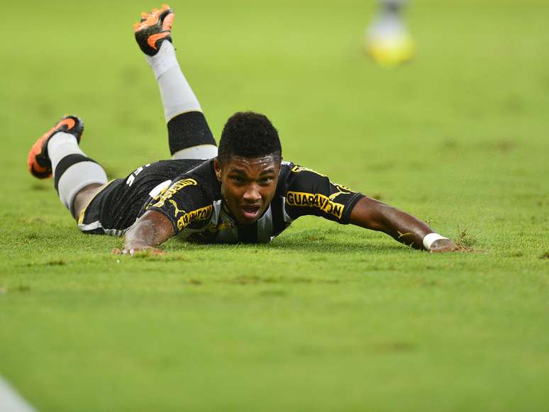 <p>Vitinho foi aplaudido pela torcida do Botafogo no Maracan&atilde;</p>