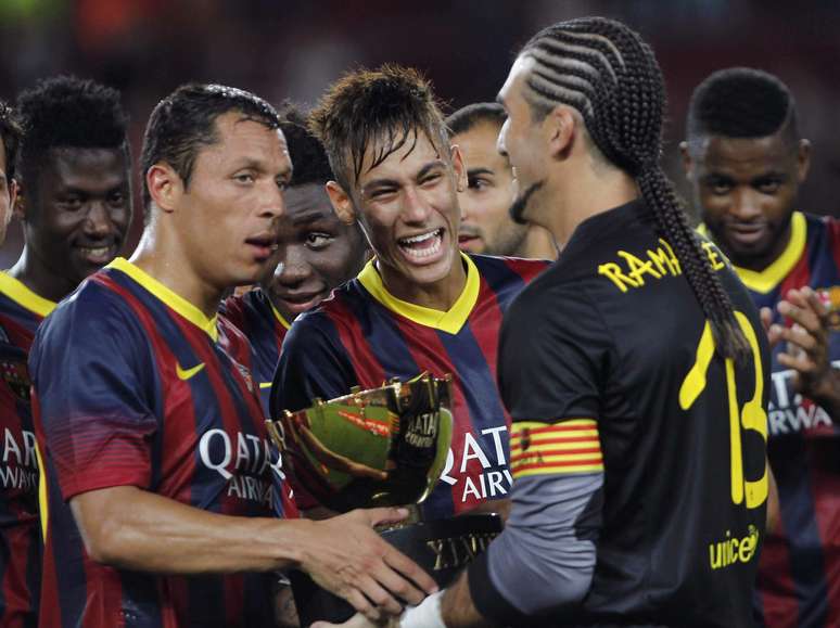 <p>Neymar ri com troféu de campeão da Joan Gramper, depois de ajudar o Barcelona a humilhar o Santos por 8 a 0, no Estádio Camp Nou</p>