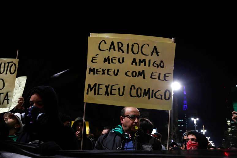 Em São Paulo, manifestante carrega cartaz com mensagem de apoio a protestos no Rio de Janeiro