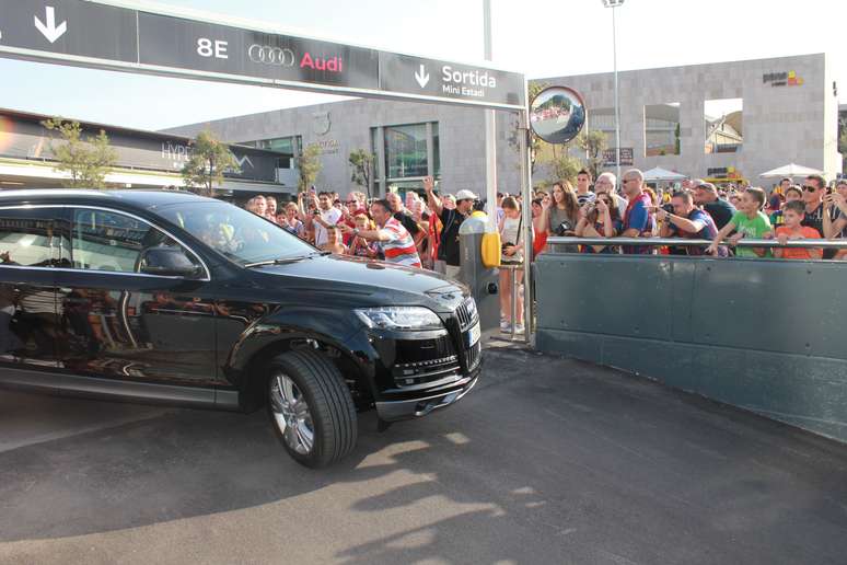 <p>Antes da partida entre Barcelona e Santos, pelo Troféu Joan Gamper, torcedores se aglomeraram nas redondezas do Camp Nou para observar a chegada dos jogadores ao estádio; chegada de Neymar causou furor</p>