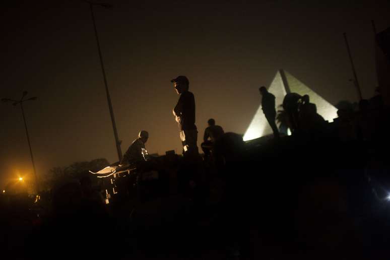 Apoiadores do presidente deposto Mohamed Mursi mantêm ocupação em barricada na Cidade Nasser, no Cairo