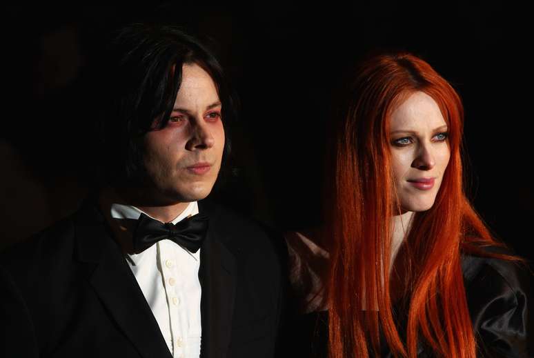 <p>Fundador do duo White Stripes ao lado de Karen Elson em Londres, em 2008</p>