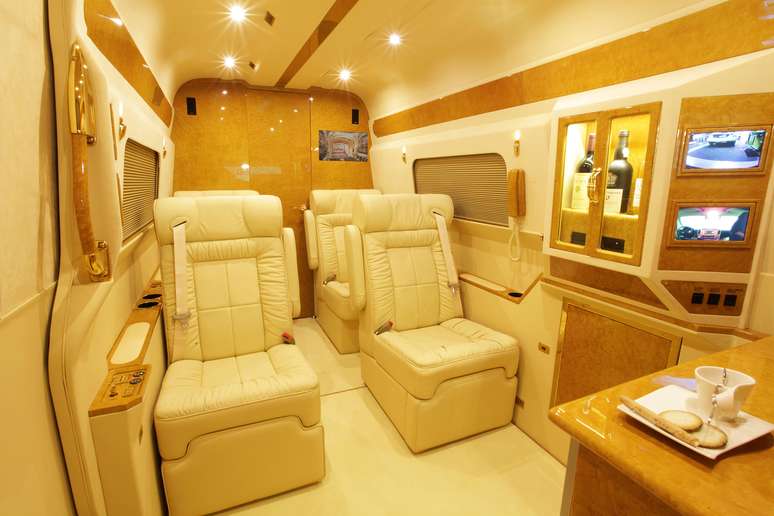 Uma Mercedes-Benz B6 Sprinter ganhou banheiro com chão de mármore e acessórios revestidos em ouro  tudo isto por algo entre US$ 450 mil e US$ 500 mil (cerca de R$ 1,1 milhão), dependendo dos opcionais escolhidos