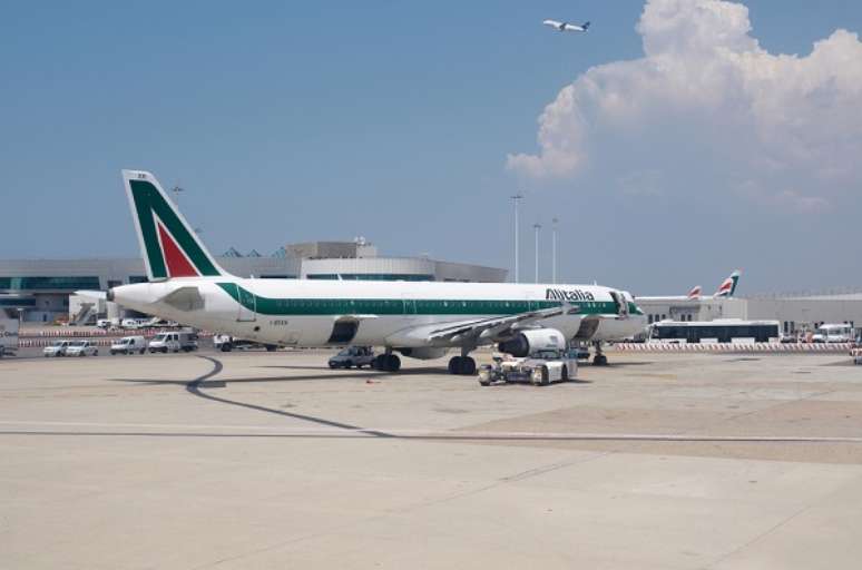 O aeroporto internacional de Roma - Leonardo da Vinci, também conhecido como Aeroporto Fiumicino, é o mais movimentado aeroporto da Itália. Passageiros que embarcam com destino ao exterior, precisam pagar uma taxa de 218,82 euros, equivalente a R$ 652,08.