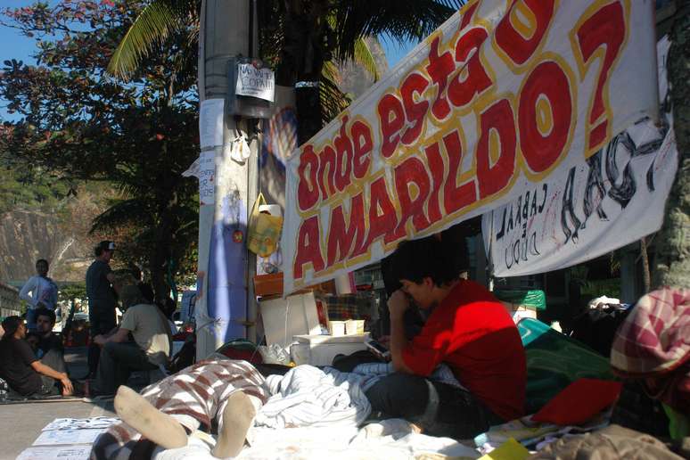<p>Manifestantes que acamparam em frente à casa do governador Sérgio Cabral perguntam pelo pedreiro desaparecido </p>