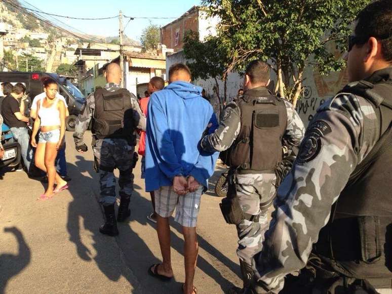 Policiais prendem dois homens que estavam foragidos durante a operação no Complexo do Lins