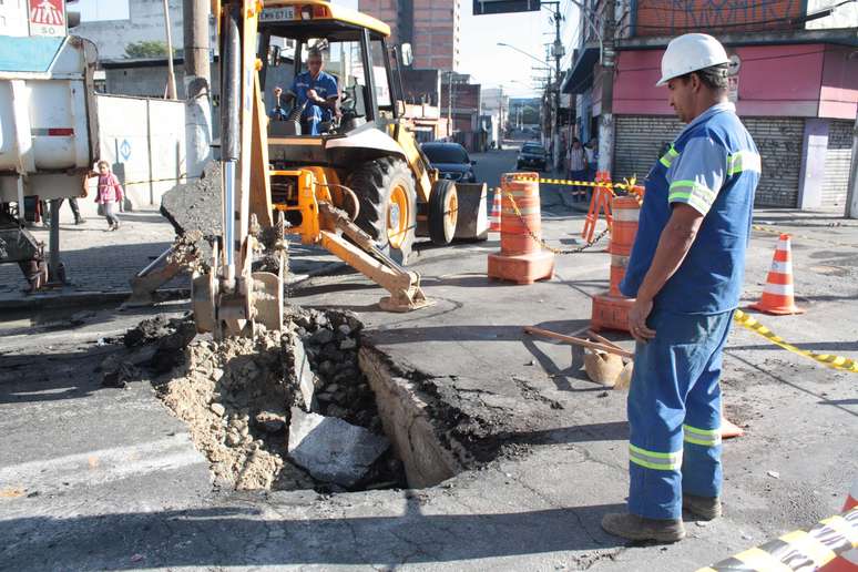 Rompimento de adutora provocou a interdição de uma pista em Santo Amaro, zona sul da capital paulista, na manhã desta sexta-feira