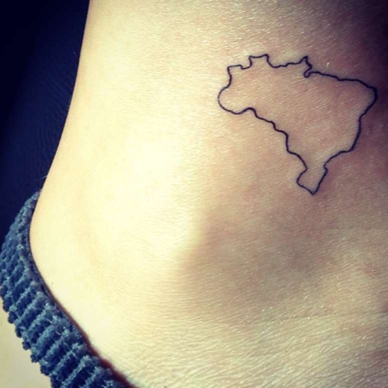 Isis Valverde tatuou o mapa do Brasil no tornozelo