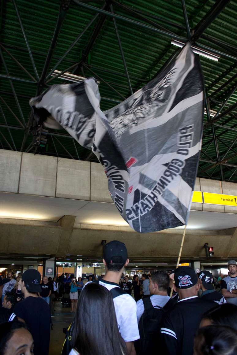 <p>Torcida uniformizada do Corinthians e familiares dos torcedores fizeram a festa no saguao de desembarque do aeroporto em Guarulhos</p>