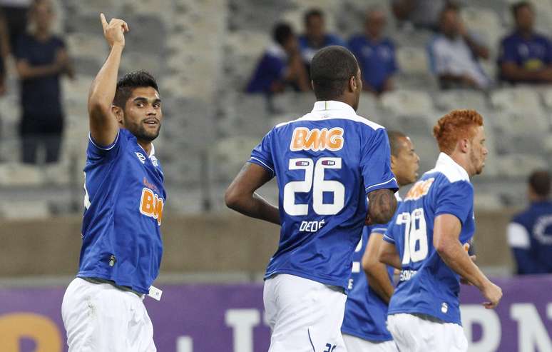 Luan abriu o placar para o Cruzeiro a 11min de jogo diante do Coritiba