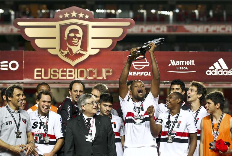 <p>São paulo conquistou a Copa Eusébio, com vitória sobre o Benfica por 2 a 0, e encerrou um jejum que já durava 14 jogos</p>