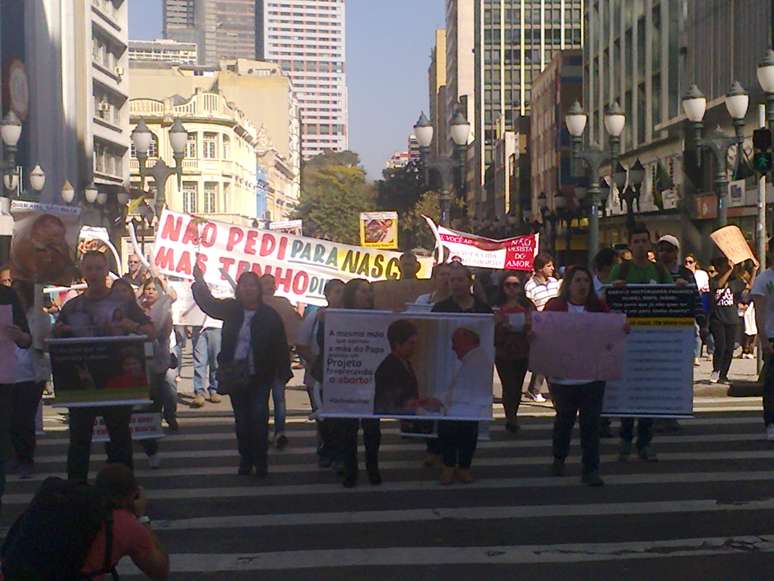 Com faixas e cartazes, grupo percorreu as ruas no centro de Curitiba