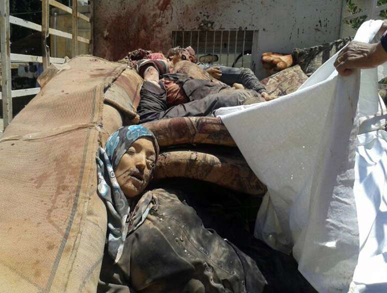 <p>Corpos de sírios mortos na fronteira com o Líbano em bombardeio</p>